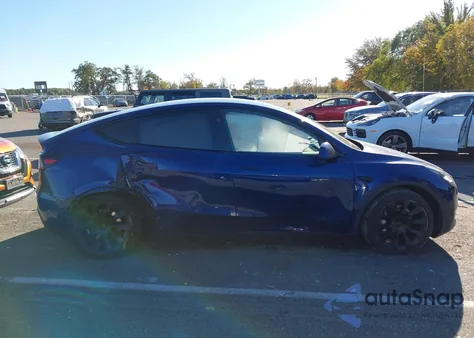 2024 Tesla Model Y Long Range Dual Motor All-Wheel Drive z USA, uszkodzony, nr VIN 7SAYGDEE0RA218402